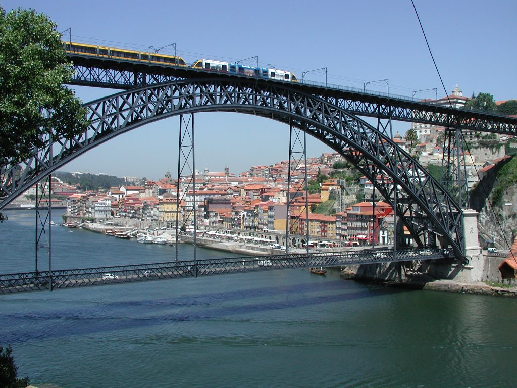At the Ponte Luís I.